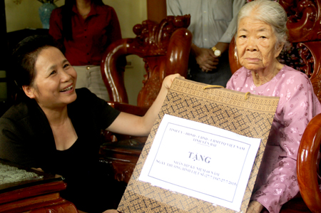 Đồng chí Phó chủ tịch UBND tỉnh Ngô Thị Chinh tặng quà mẹ Việt Nam anh hùng Lưu Thị Tròn.